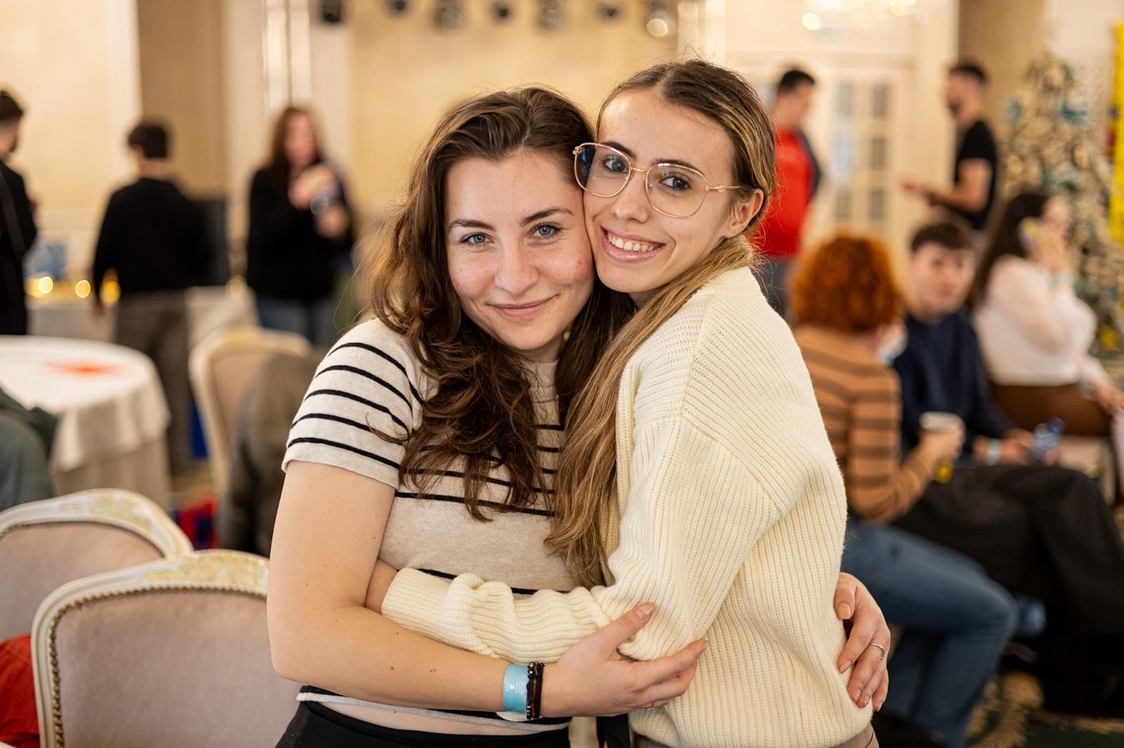 Două voluntare îmbrățișate, la teambuildingul din noiembrie 2025