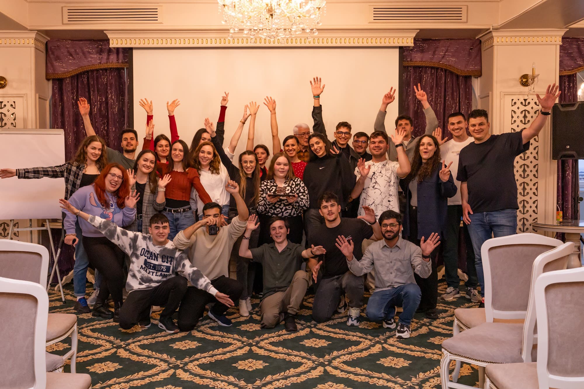 Voluntari Liderii de Mâine cu mâinile ridicate, la teambuildingul din aprilie 2025